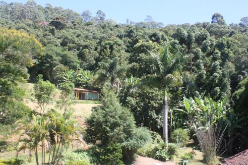 Un jardín fuera de Pousada Campestre Sítio da Lua