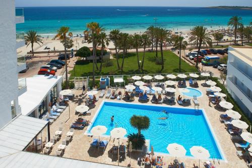 an overhead view of a swimming pool and the beach at Hipotels Hipocampo - Adults Only in Cala Millor