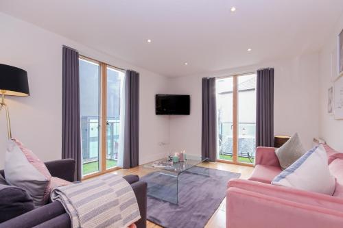 a living room with two couches and a table at Oxfordshire Living - The Alice Apartment - Oxford in Oxford