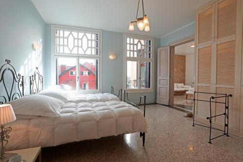 um quarto com uma cama grande e uma sala de estar em Ca Favorita em Veneza-Lido