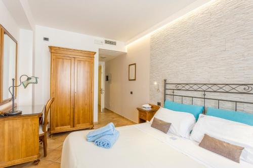 - une chambre avec un lit et un bureau dans l'établissement Hotel Trinacria, à San Vito Lo Capo