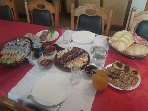 une table recouverte de assiettes et de bols de nourriture dans l'établissement Wellness B&B Winery Sontacchi, à Kutjevo
