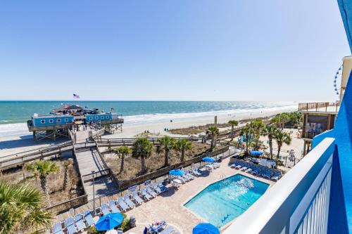 - une vue sur la plage depuis le balcon du complexe dans l'établissement Yachtsman Oceanfront Resort, à Myrtle Beach