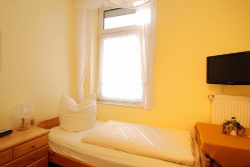 Hotel Münchner Löwenbräuにあるテレビまたはエンターテインメントセンター