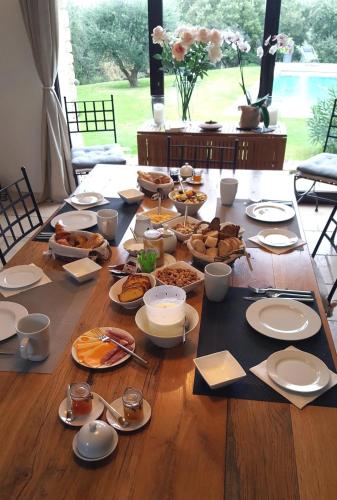 a table with plates of food on top of it at Les Terrasses - Gordes in Gordes