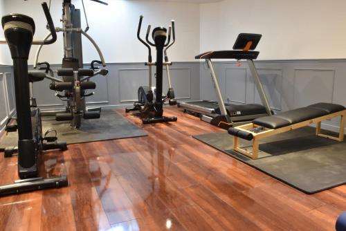 un gimnasio con varias cintas de correr y equipos de ejercicio en Hôtel Tilde, en París