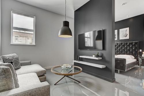 een woonkamer met een bank en een tafel bij Les Lofts du Centre by Simplissimmo in Montreal