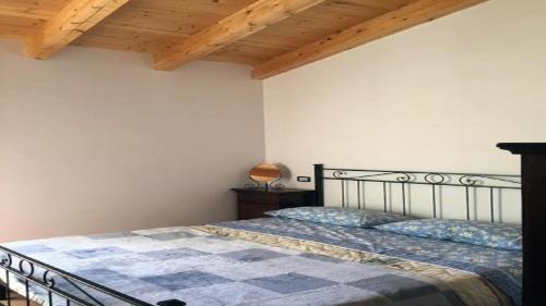 ein Schlafzimmer mit einem Bett und einer Holzdecke in der Unterkunft Montagna & Relax in Castel di Sangro