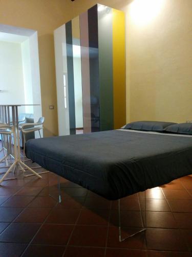 a bedroom with a bed and a colorful wall at Honey House Parma in Parma