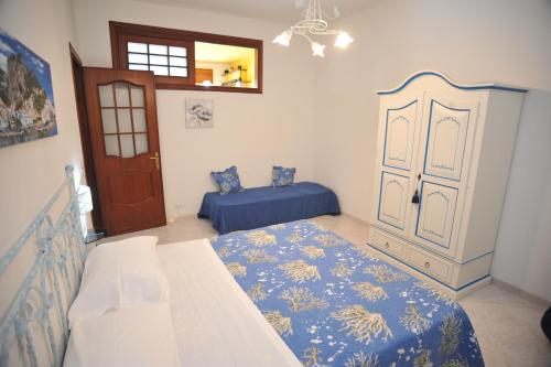 Ένα ή περισσότερα κρεβάτια σε δωμάτιο στο Casa Luisa & Milu , Coastal Retreats in Furore!