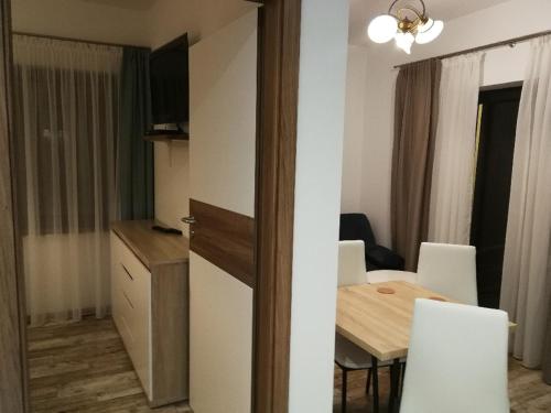 cocina y comedor con mesa y habitación en Domek przy lesie en Gdansk