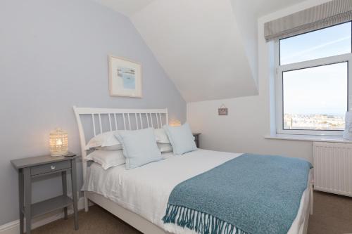 Un dormitorio blanco con una cama y una ventana. en 3 Porthminster B&B, en St Ives