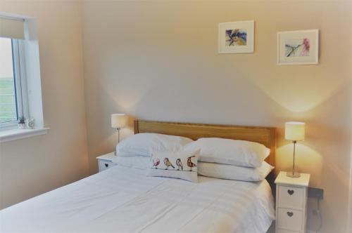 Postel nebo postele na pokoji v ubytování Beehive Cottage