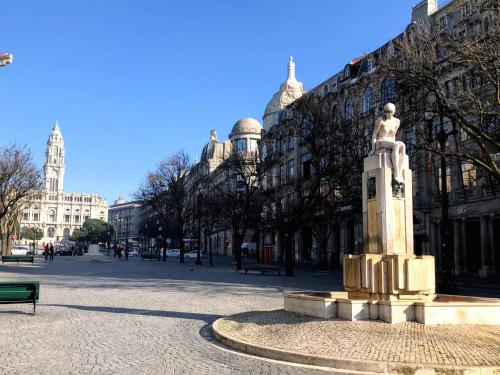 HOMEinTOWN Camões - Modern and Quiet Central Studio - AC & Fast WiFi Near Trindade Metro Station