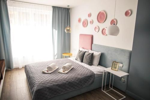 سرير أو أسرّة في غرفة في KrakowMyPlace Kazimierz Aparthotel