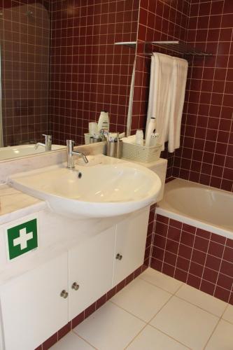 a bathroom with a sink and a bath tub at L&A Villa Prainha 3 Bedrooms Heated Pool 5 m walking to the beach in Alvor