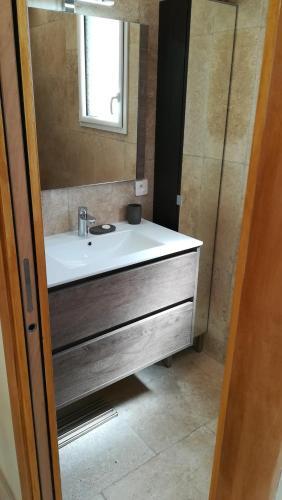 une salle de bain avec un lavabo et un miroir dans l'établissement Les Hauts De Reillanne, à Reillanne