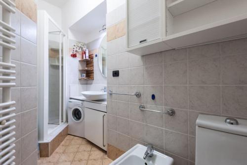 une salle de bain avec un lavabo et une machine à laver dans l'établissement Irene Apartment, à Nice