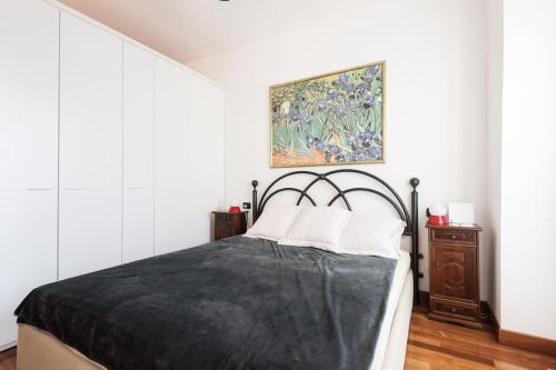 une chambre avec un lit et un tableau au mur dans l'établissement Irene Apartment, à Nice