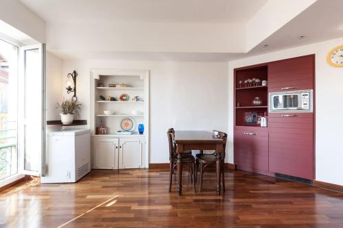 une salle à manger avec une table et une cuisine dans l'établissement Irene Apartment, à Nice