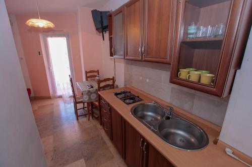 Kuchyňa alebo kuchynka v ubytovaní Villa Radojka