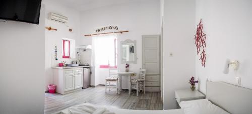 a white room with a sink and a table at Margo Antiparos in Antiparos