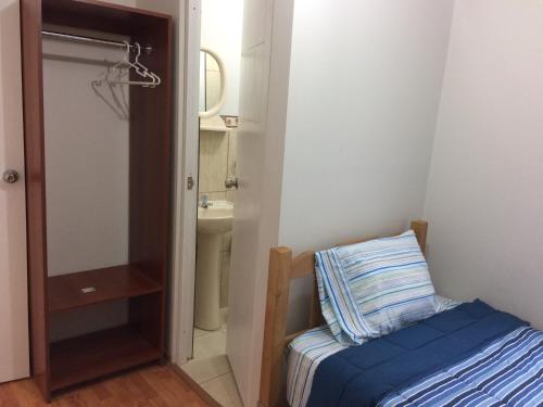 Ένα ή περισσότερα κρεβάτια σε δωμάτιο στο Hospedaje de los Reyes