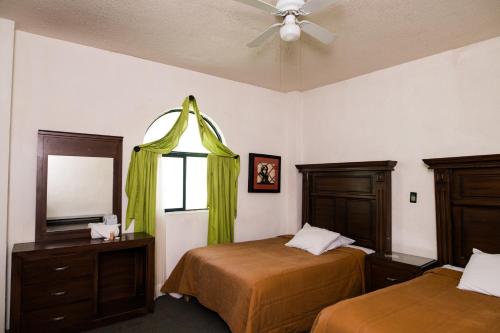 En eller flere senge i et værelse på Hotel María Elena
