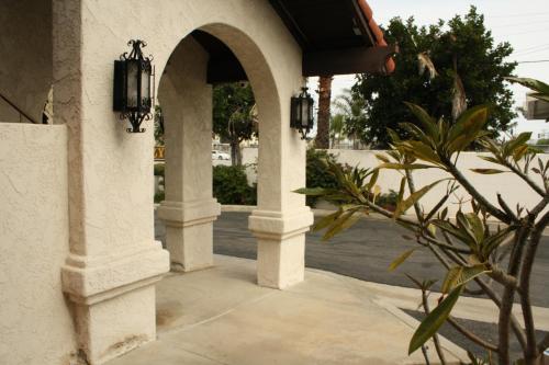 an arched entry way to a building with a street at Cozy Inn in Costa Mesa