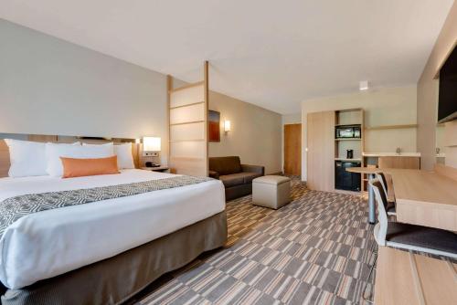 Postel nebo postele na pokoji v ubytování Microtel Inn & Suites by Wyndham Clarion