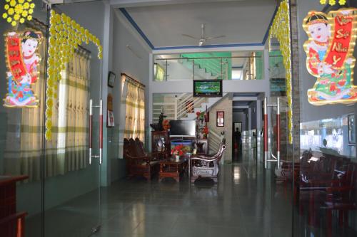 un corridoio di un edificio con tavolo e sedie di Minh Ha Hotel a La Gi