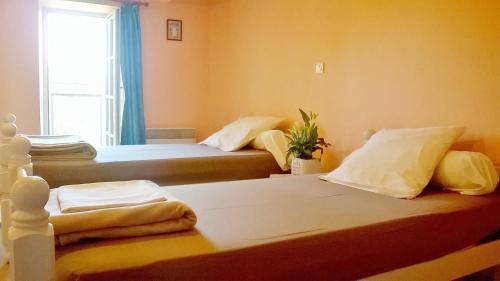 two beds in a room with a window at Domaine de Surgy in Surgy