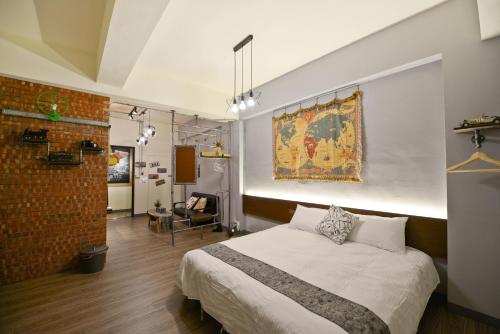 een slaapkamer met een bed en een muur met een kaart bij Slowly Space in Tainan