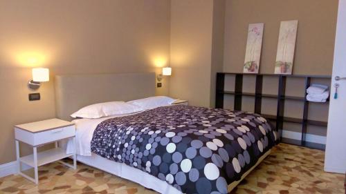 - une chambre avec un lit doté d'un couvre-lit noir et blanc dans l'établissement Novegro Linate 101, à Linate