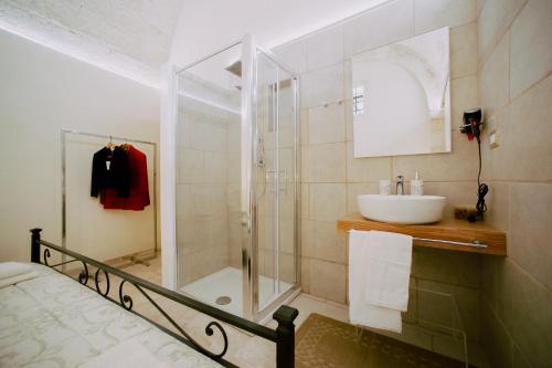 e bagno con doccia, lavandino e vasca. di B&B Antichemura a Francavilla Fontana