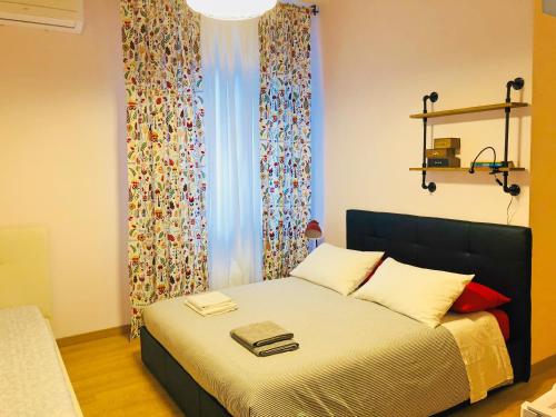Un dormitorio con una cama con dos libros encima. en DecoriaLab Studio, en Bolonia