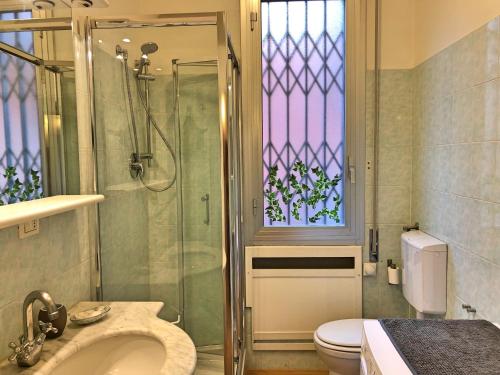 ボローニャにあるDecoriaLab Studioのバスルーム(シャワー、洗面台、トイレ付)