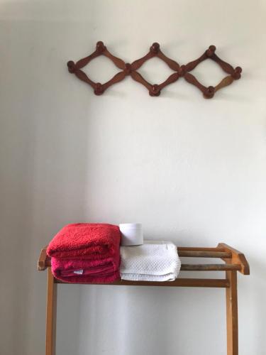 une étagère en bois avec des serviettes sur un mur dans l'établissement Tourist Inn, à Chiang Rai