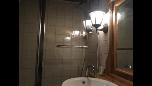 baño con ducha y lavamanos con luz en Casa Deco, La Galga, La Palma, en La Galga
