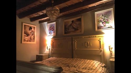 Schlafzimmer mit einem Bett mit Bildern an der Wand in der Unterkunft Casa Deco, La Galga, La Palma in La Galga