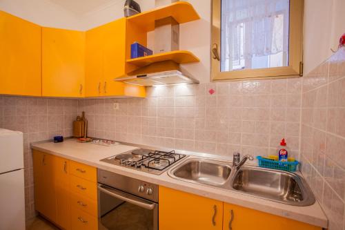 Kuchyň nebo kuchyňský kout v ubytování Apartments Dabović