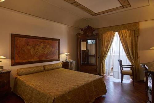 Una cama o camas en una habitación de Hotel Tritone Lipari