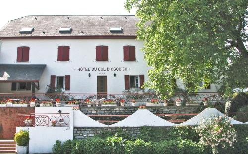 a white building with a sign on the side of it at Hotel du Col d'Osquich in Musculdy
