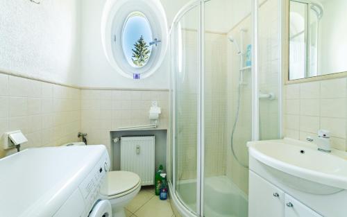 a bathroom with a shower and a toilet and a sink at Apartamenty EverySky - Konstytucji 3 go Maja 66-2 in Karpacz
