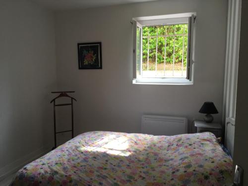 ウルガットにあるJoli Rez de jardin Houlgateのベッドルーム(ベッド1台、窓付)