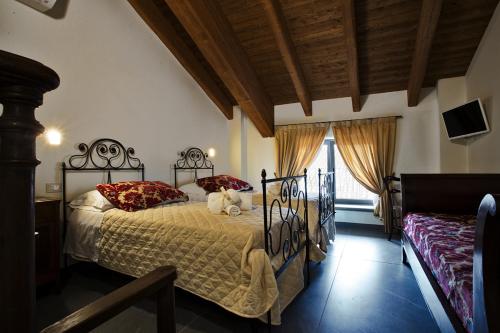 um quarto com uma cama com um urso de peluche em Agriturismo Tenuta Casteldardo em Besenzone