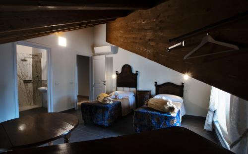 una camera d'albergo con due letti e un tavolo di Agriturismo Tenuta Casteldardo a Besenzone