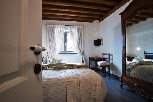 a bedroom with a bed and a window at Agriturismo Tenuta Casteldardo in Besenzone
