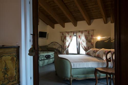 a bedroom with a bed and a window at Agriturismo Tenuta Casteldardo in Besenzone