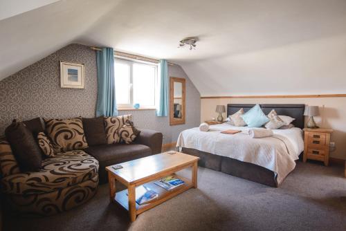 un soggiorno con letto e divano di Jannel Bed & Breakfast a Stornoway